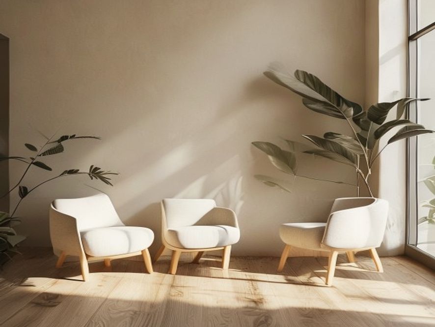 Professionell ergonomisk konsultation med anteckningar och arbetsmiljöanalys i ett modernt kontor